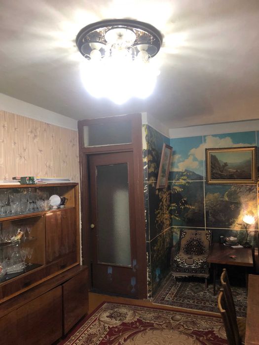 Продам квартиру на Алмазному . Поруч з зупинкою.