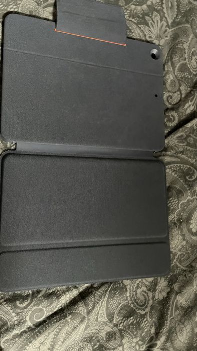 Apple iPad + Чохол-клавіатура Logitech Combo Touch (в ідеальному стані)