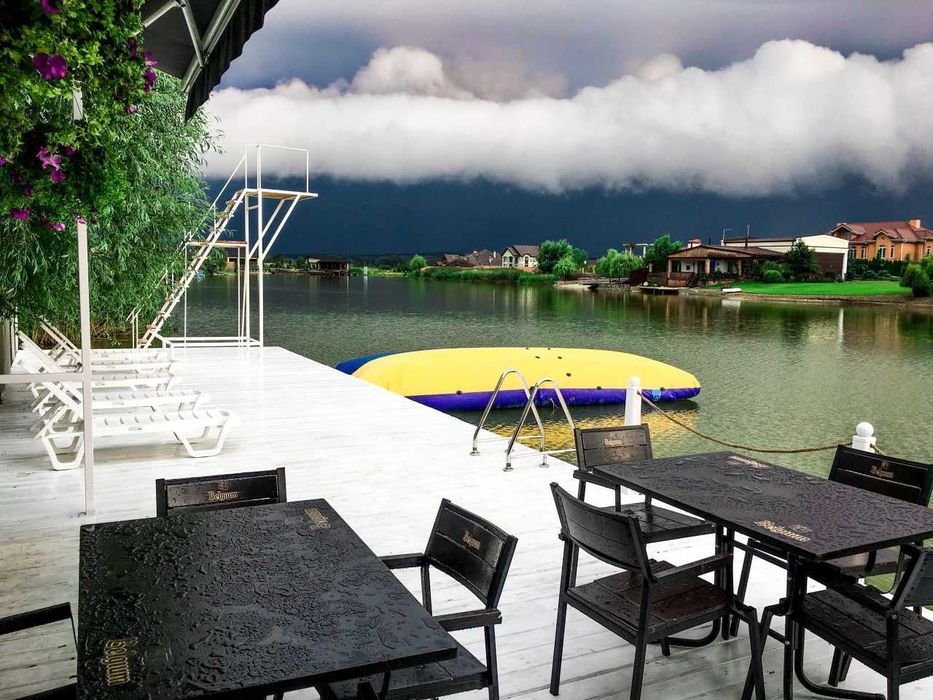 База отдыха в закрытом коттеджном городке на берегу озера