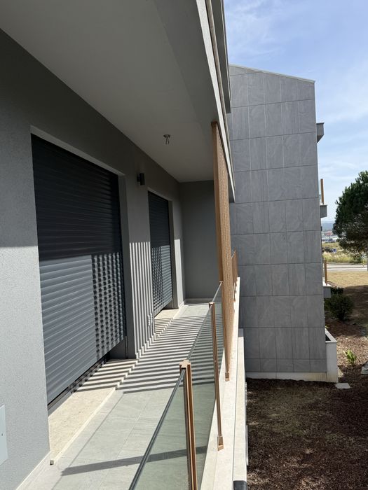 T2 contemporâneo com garagem box, varandas e excelente luminosidade — Santa Clara, Leiria 1.150 €/mês