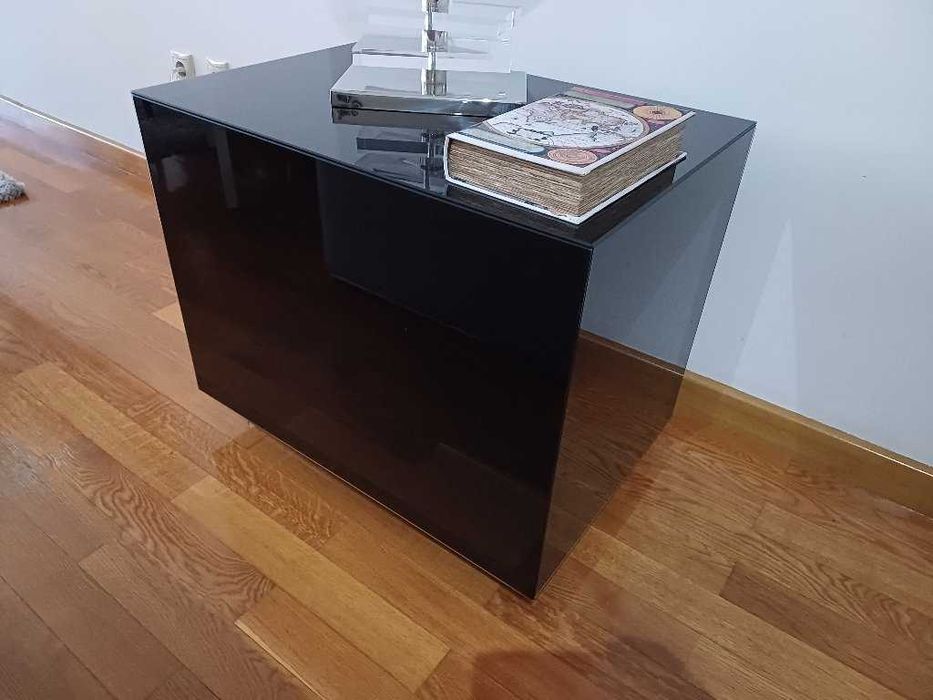 Mesa de apoio retangular em vidro em ótimo estado.