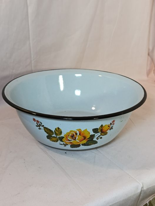 Миска емальована
 діаметр 28 см, глибина 10 см, об'єм 5 літрів !!!  У