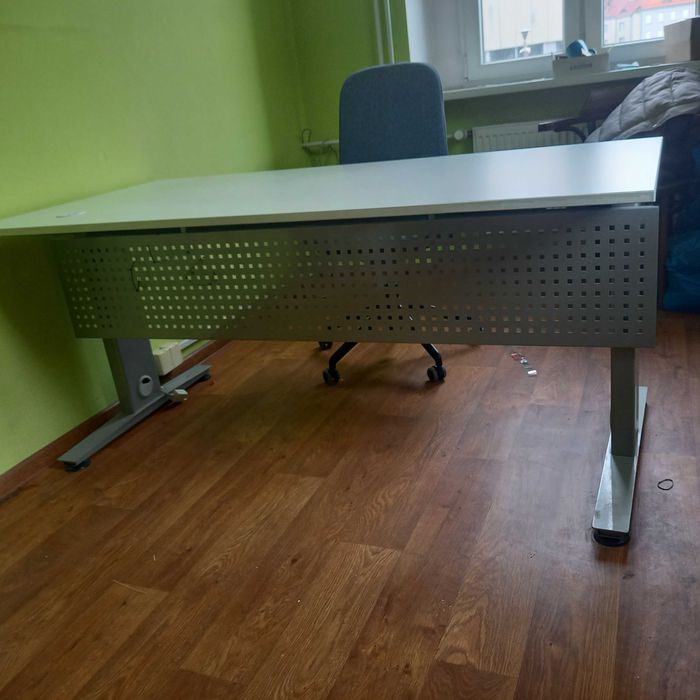Biurko  na metalowej podstawie z białym blatem