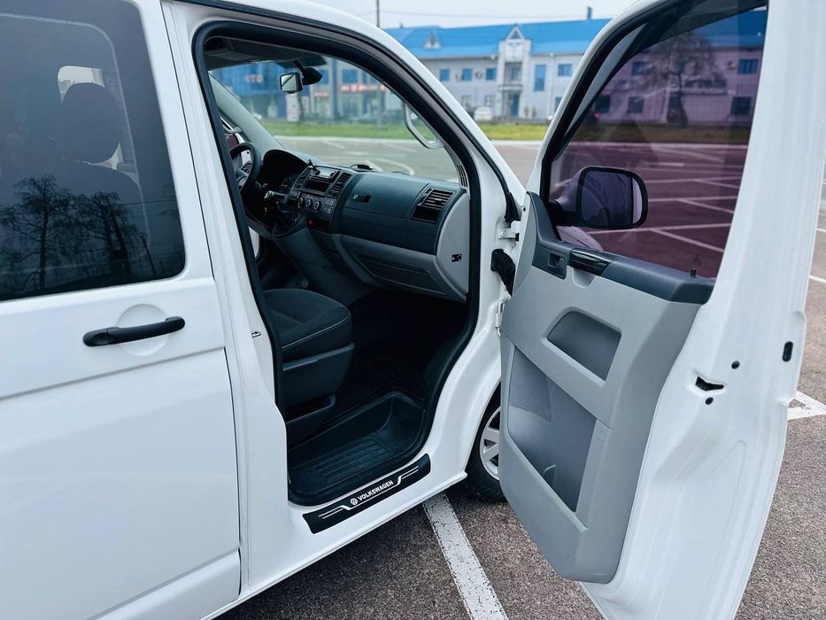 Volkswagen T5, 2.0 дизель, пасажир 9
Надійний та економний автомобіль.
