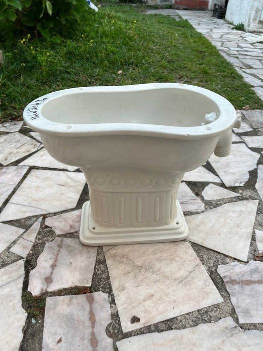 Bidé antigo de estilo romântico, ótimo para decorações avant-garde