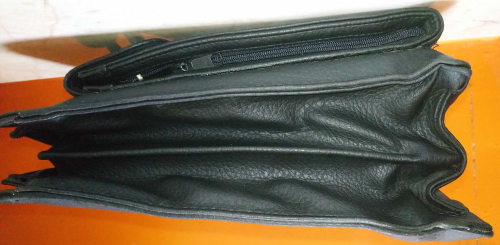 Продам портфель (деловой)