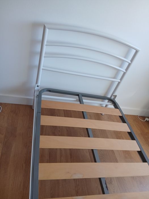 Cama solteiro ótima