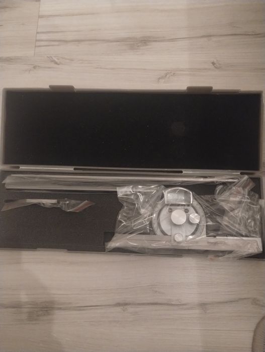 Kątomierz precyzyjny z lupą