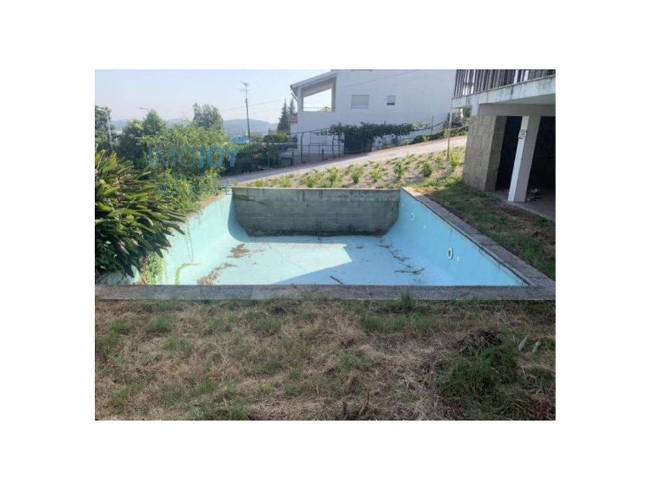 Moradia T5 com Piscina de Linhas Modernas em Guimarães