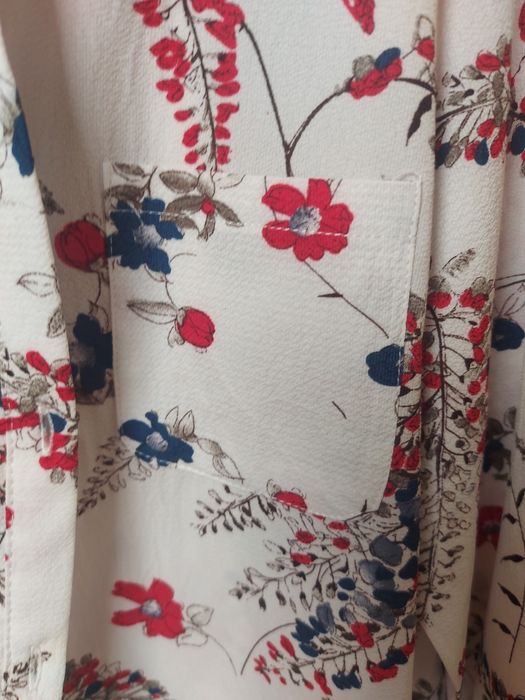 Camisa florida de mulher