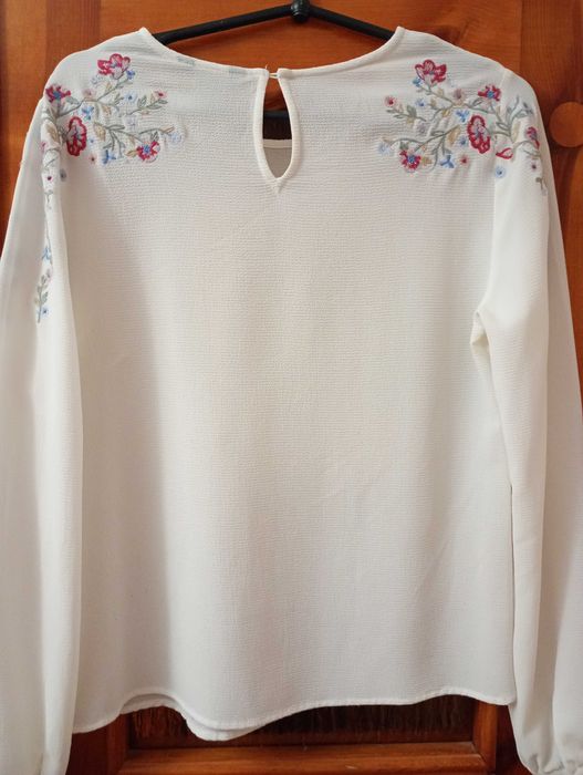 Біла вишита блузка