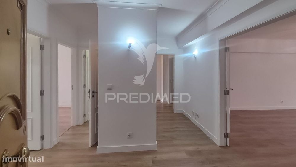 Apartamento T3 totalmente remodelado, situado na prestigiada Estrad...