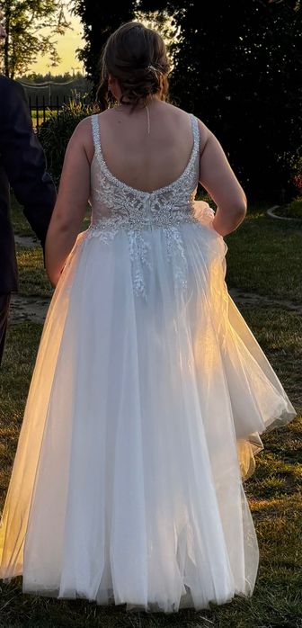 Suknia ślubna pięknie zdobiona