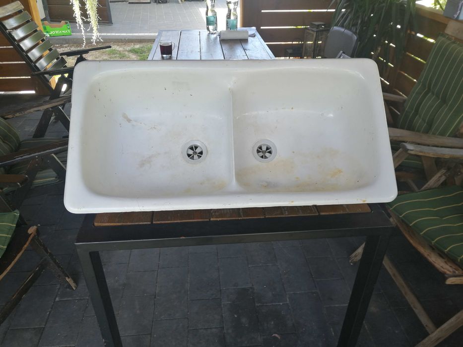 Zlewozmywak dwukomorowy żeliwny z 1986 roku.