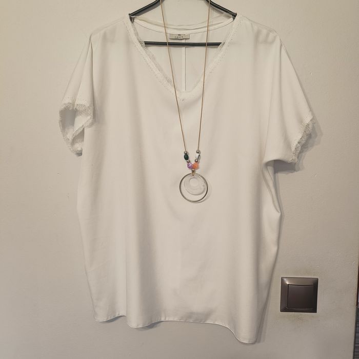 Elegancka biała bluzka z koronkowym wykończeniem – L/XL