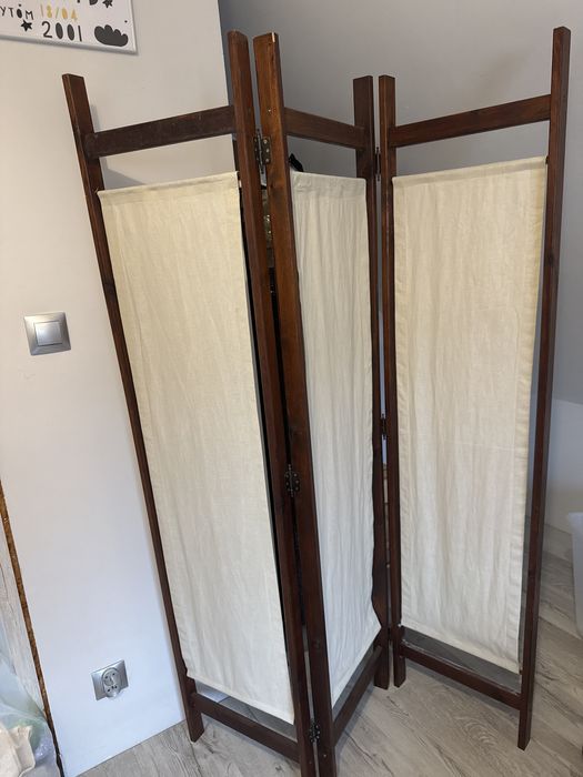 Parawan  z lnianymi zasłonkami