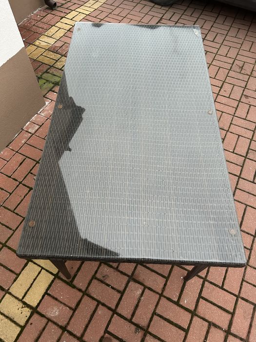 Stół ogrodowy / tarasowy – rattan + szklany blat