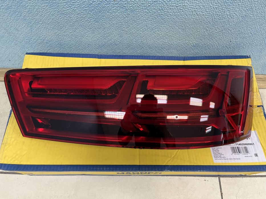 Ліхтар правий (тріщина на роз'ємі) Audi Q7 4M 2015-2019 4M0945094C