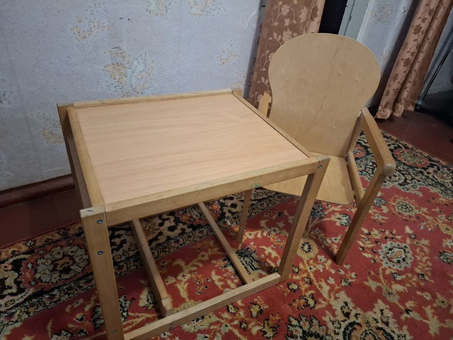 Дитячий столик для годування зі стільцем в гарному стані рожевий