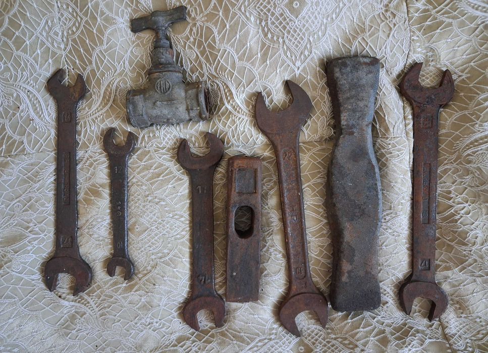 Stare klucze, narzędzia, wykopki