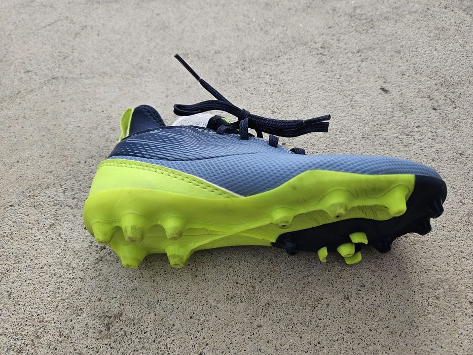 Chuteiras de futebol e botas T30 semi novas para criança.