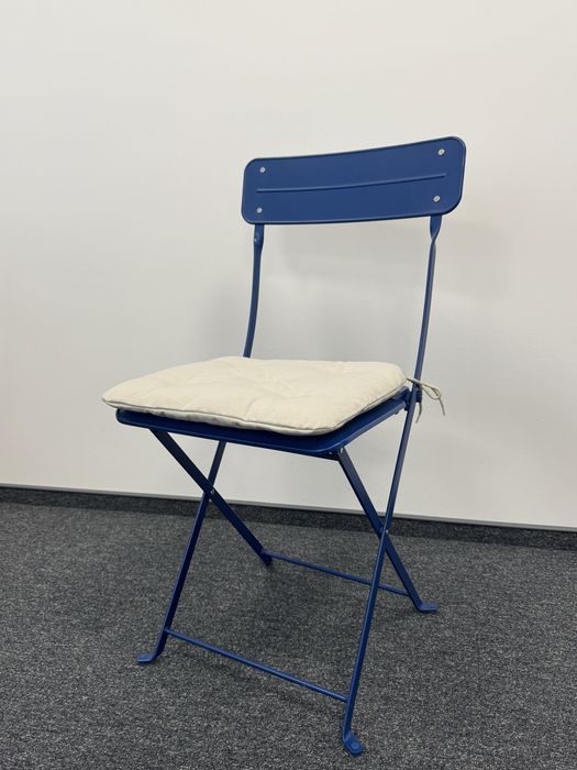 Składane metalowe krzesła z poduszką