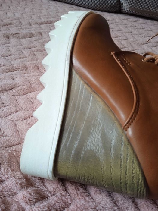 Buty na koturnie.