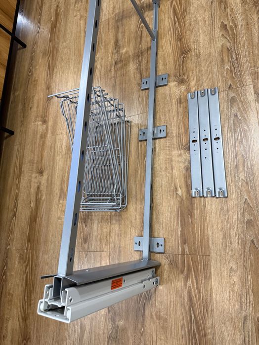 System Cargo szafki kuchennej lub łazienkowej.