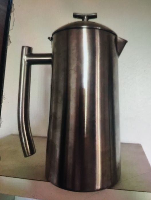 Jarra de café e chaleira em aço inox