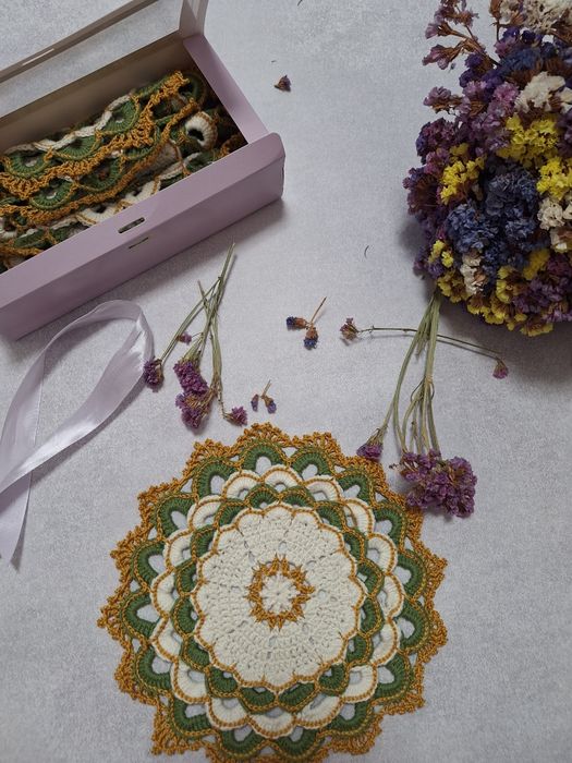 В’язані підтарільники ручної роботи. Серветки для сервірування столу.