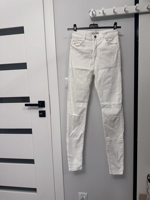 Białe spodnie damskie Bershka