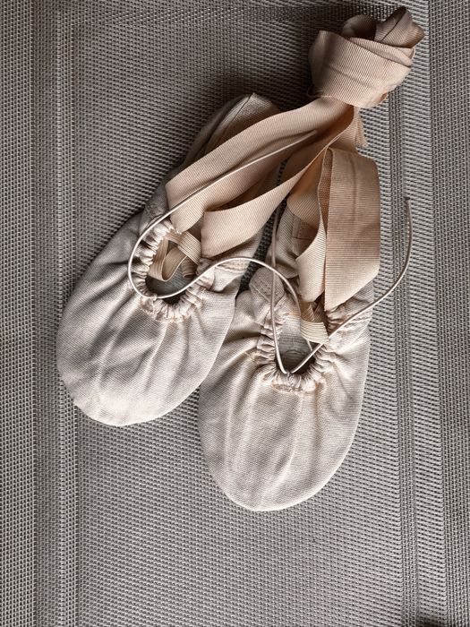 Персикові балетки з лентами на ніжку 20-21 см