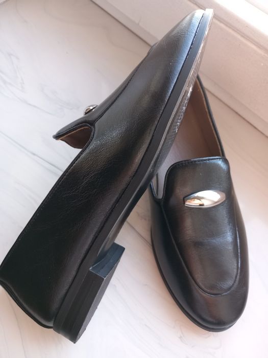 Skórzane czarne Loafersy Reserved.