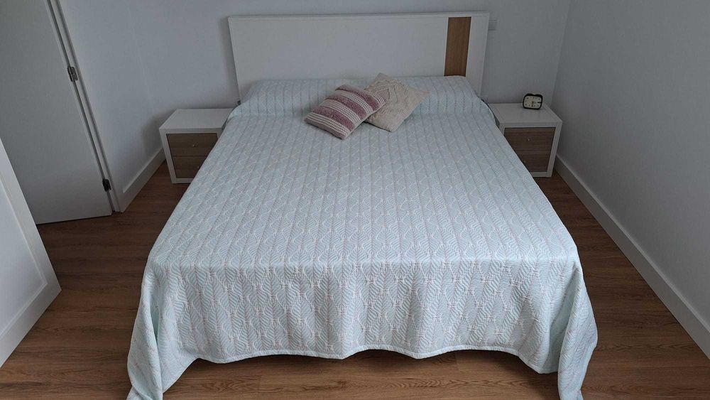 Cama modelo Roma com estrado 200x160 (não inclui colchão)