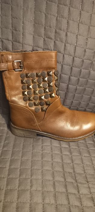 Botas camel com tachas