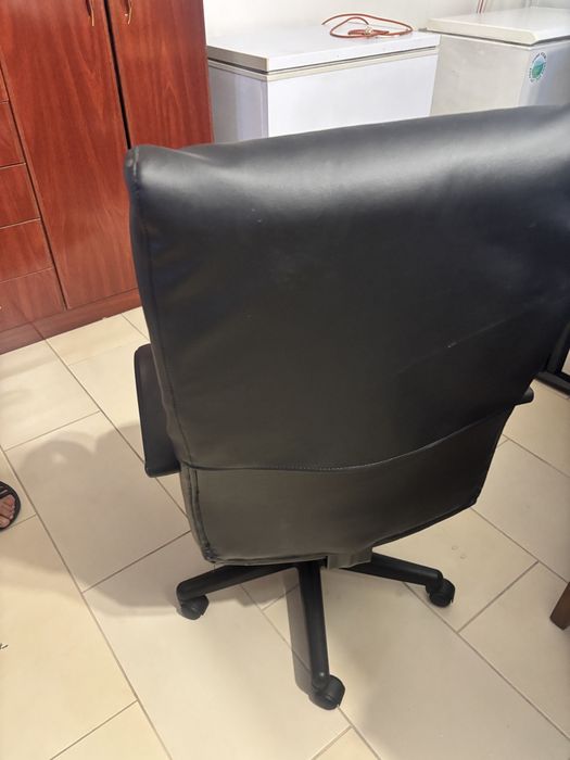 Secretaria  e cadeira de executivo