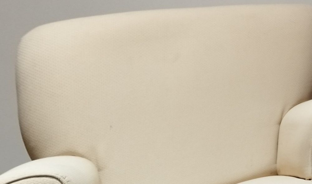 Poltrona bege com banqueta