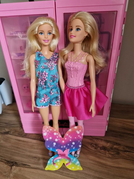 Sprzedam szafę barbie, akcesoria i lalki.