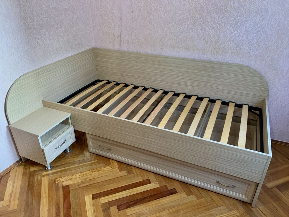 Ліжко односпальне , з тумбою