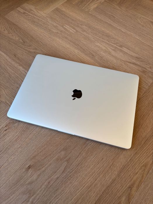Idealny MacBook Pro 15” 16/256 GB TOUCH BAR SILVER w idealnym stanie!