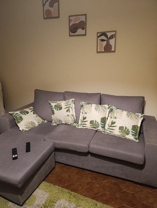 Sofá chaise longo azul escuro.