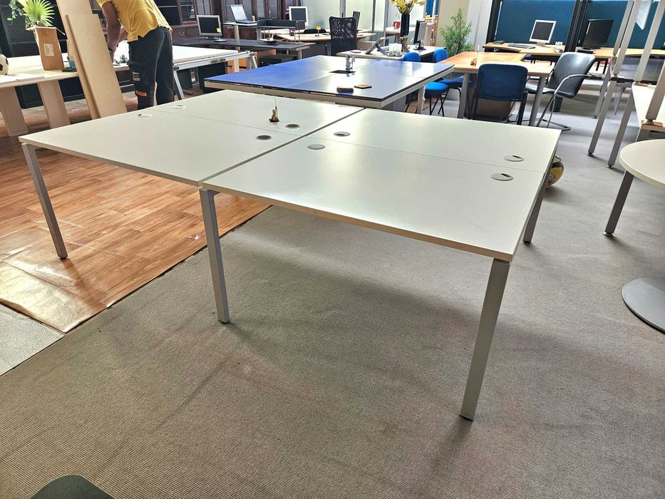 Mesa de reunião ou ilha com quatro postos de trabalho - óptimo estado geral