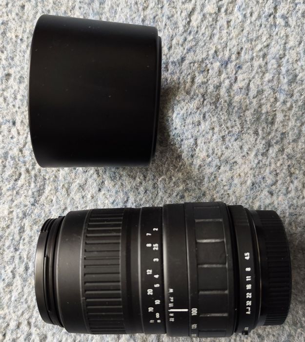 Obiektyw Sigma z osłoną przeciwsłoneczną Pentax