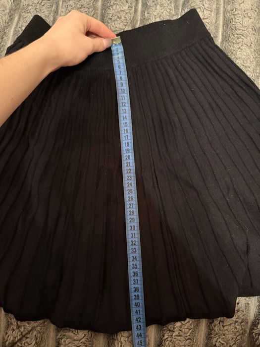 Чорна спідниця зі складками