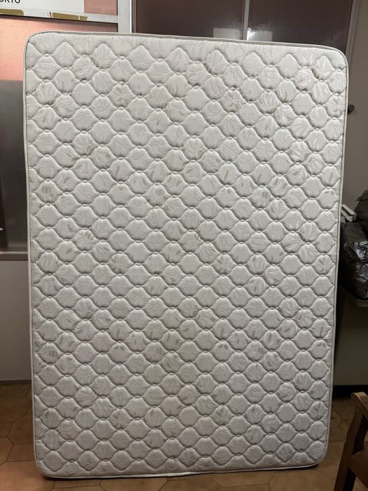 Cama de casal em madeira