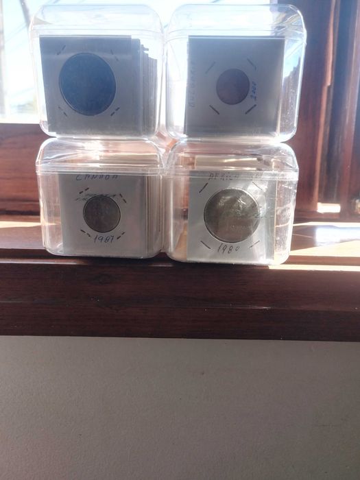 Lote de 300 moedas de vários países todas catalogadas