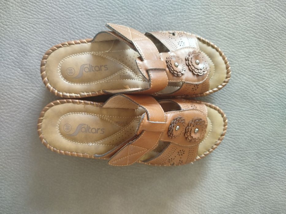 Sandália ajustável