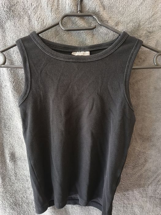 Czarny tank top na ramiączkach destination