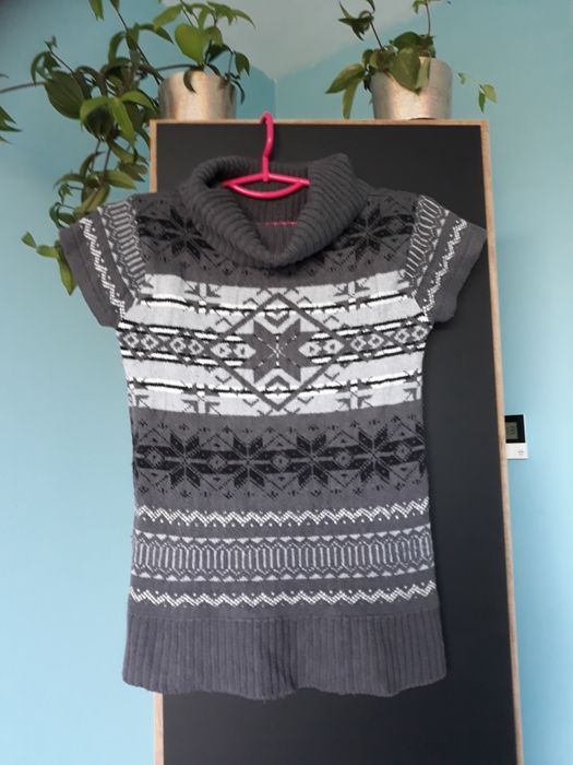 Sprzedam sweterek góralski bezrękawnik z czapką i rękawiczkami mitenki