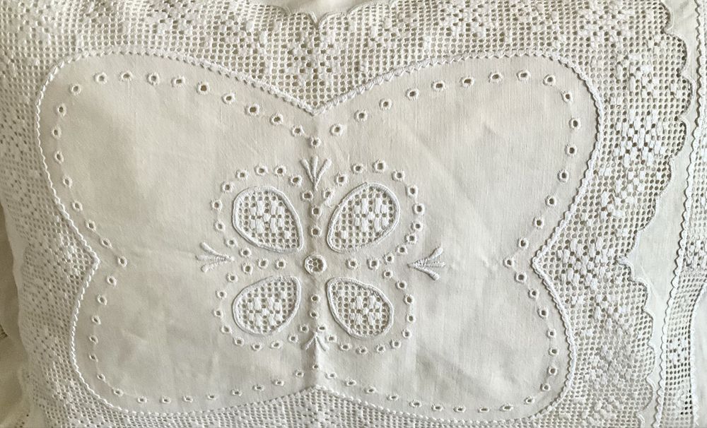 2 almofadas em linho puro bordadas em crivo.  NOVO